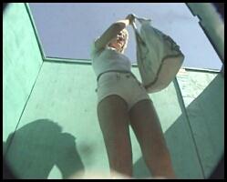 Худая студентка переодевается в пляжной кабинке и попадает под обзор скрытой камеры