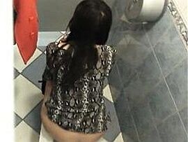 Девушку скрыто засняли на видео в общественном туалете