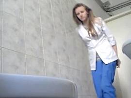 Скрытая камера в туалетной кабинке засняла одну работницу которая решила подрочить на унитазе