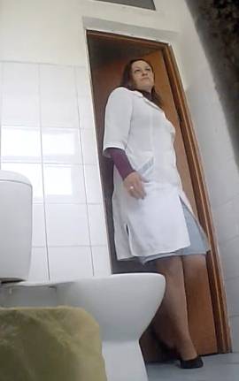 Посетительница втихаря мастурбирует в туалете ресторана
