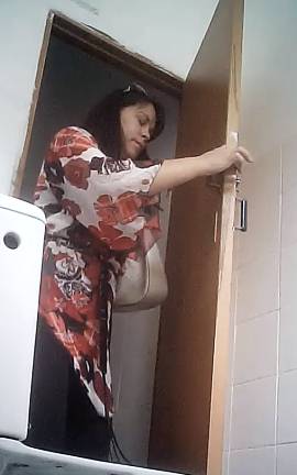 Реальное подглядывание за женщинами в туалете