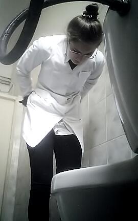 Подглядывание за девушками в туалете больницы