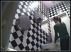 Сексуальная девушка в туалете