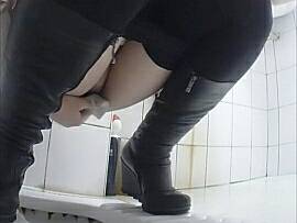 Посматривание в женском туалете