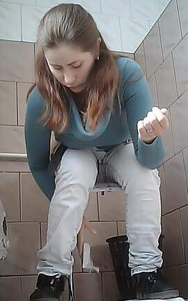 Скрытая камера в женском туалете колледжа