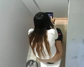 Подсматривание в женском туалете торгового центра