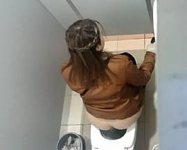 Подсматривание в женском туалете торгового центра