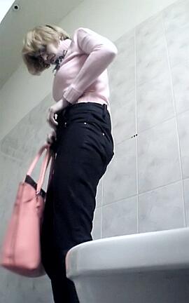 Скрытая камера в женском больничном туалете