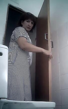 Женщина писает в туалете