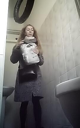 Женщина писает в туалете больницы