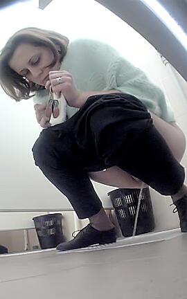 Студентка в туалете