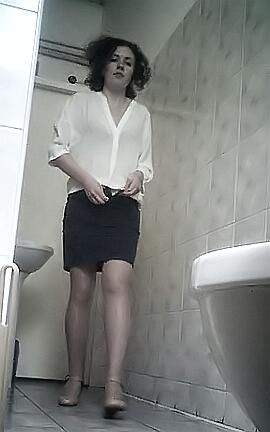 Подсматривание в женском больничном туалете
