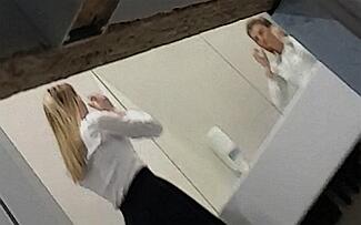 Девушка писает в туалете торгового центра
