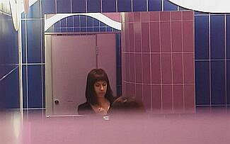 Женский туалет торгового центра скрытая камера