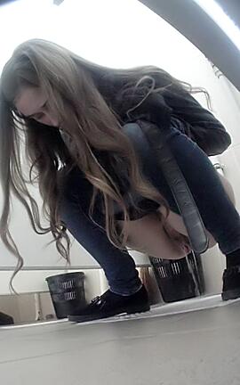 Студентка в туалете подсматривание