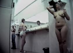 Скрытая камера в женской раздевалке бассейна