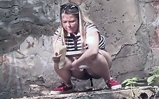 Outdoor Pooping Womens