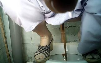 Какающие женщины в больничном туалете