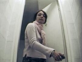 Женщина каает в туалете